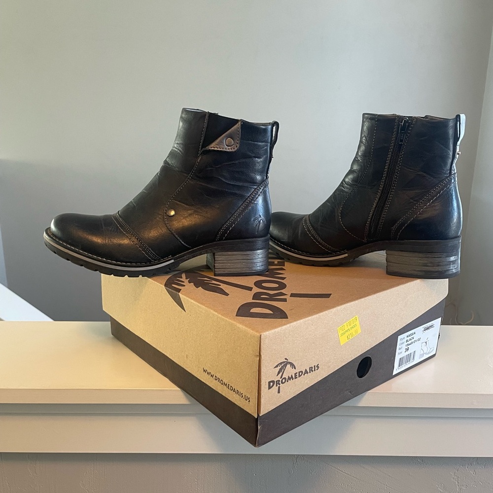 Dromedaris KASSIA Size 39 Black.  Like New condition